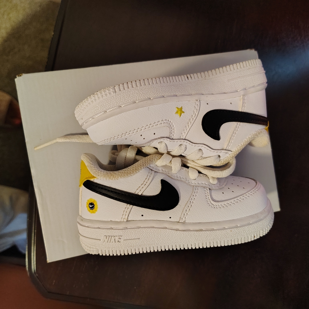 Nike White and Black Sneakers